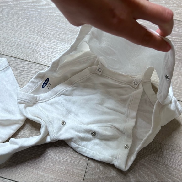 2 sz0-3mos Old Navy White Onesie/Bodysuits - Picture 4 of 5